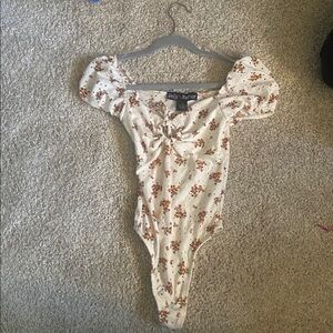 🤍 Floral Eyelet Tie-Front Puff-Sleeve Top